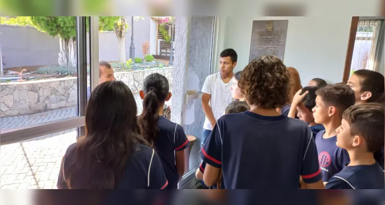 Durante a visita os alunos foram acompanhados pela vereadora Caroline Dalazoana, que apresentou os vários setores da Câmara