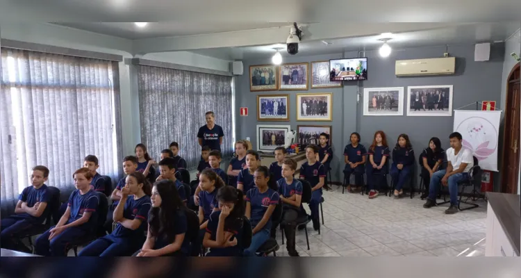 Durante a visita os alunos foram acompanhados pela vereadora Caroline Dalazoana, que apresentou os vários setores da Câmara