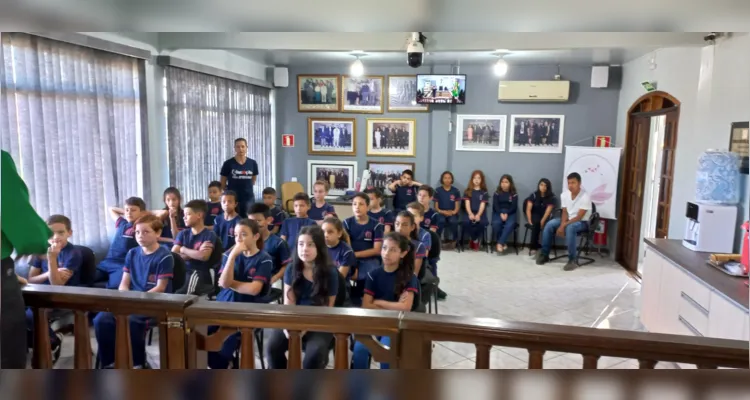 Durante a visita os alunos foram acompanhados pela vereadora Caroline Dalazoana, que apresentou os vários setores da Câmara