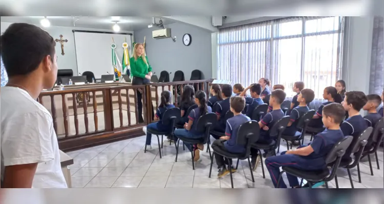 Durante a visita os alunos foram acompanhados pela vereadora Caroline Dalazoana, que apresentou os vários setores da Câmara