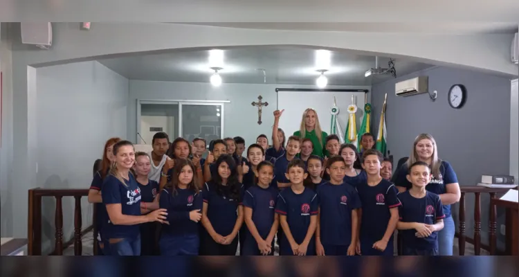 Durante a visita os alunos foram acompanhados pela vereadora Caroline Dalazoana, que apresentou os vários setores da Câmara