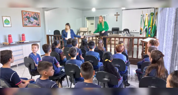 Durante a visita os alunos foram acompanhados pela vereadora Caroline Dalazoana, que apresentou os vários setores da Câmara