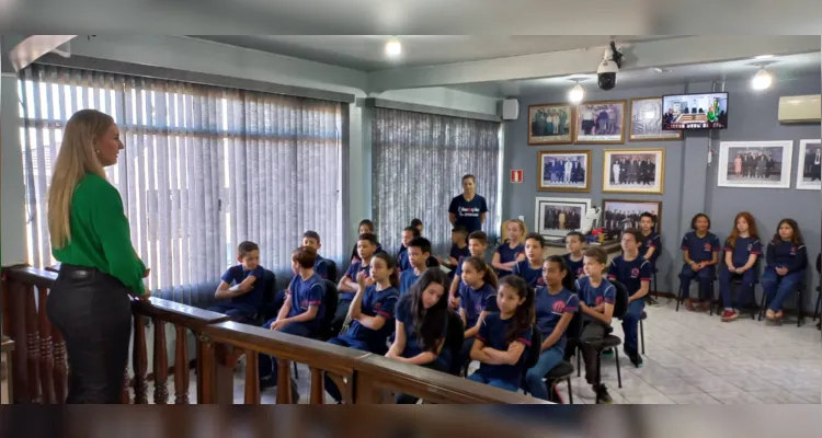 Durante a visita os alunos foram acompanhados pela vereadora Caroline Dalazoana, que apresentou os vários setores da Câmara