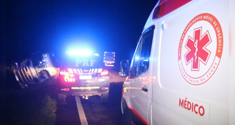 Caminhão tombou sobre o canteiro central na noite desta sexta, em Ponta Grossa