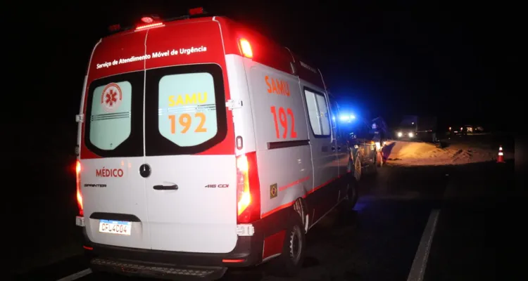 Caminhão tombou sobre o canteiro central na noite desta sexta, em Ponta Grossa