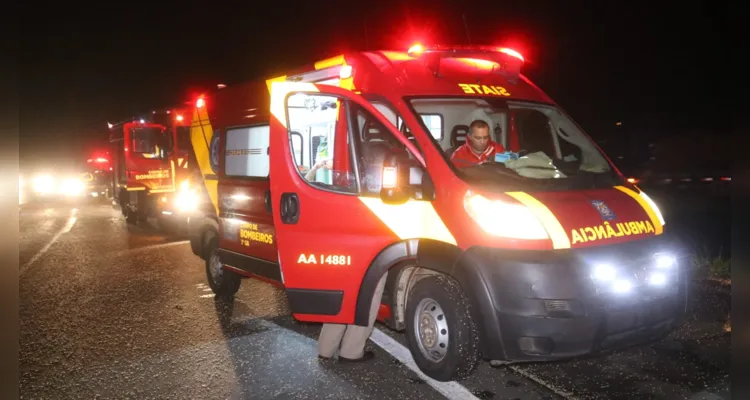 Caminhão tombou sobre o canteiro central na noite desta sexta, em Ponta Grossa