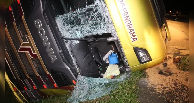 Caminhão tombou sobre o canteiro central na noite desta sexta, em Ponta Grossa