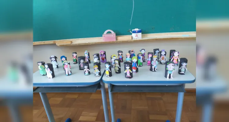 A confecção de fantoches fez parte das atividades que visaram aumentar o conhecimento dos alunos sobre a formação cultural de Ponta Grossa