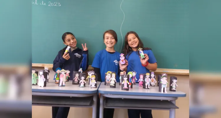 A confecção de fantoches fez parte das atividades que visaram aumentar o conhecimento dos alunos sobre a formação cultural de Ponta Grossa