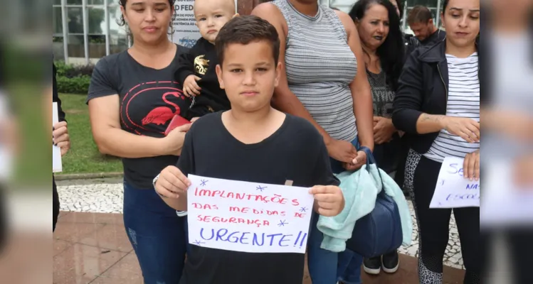 Grupo de pais se manifesta por mais segurança nas escolas