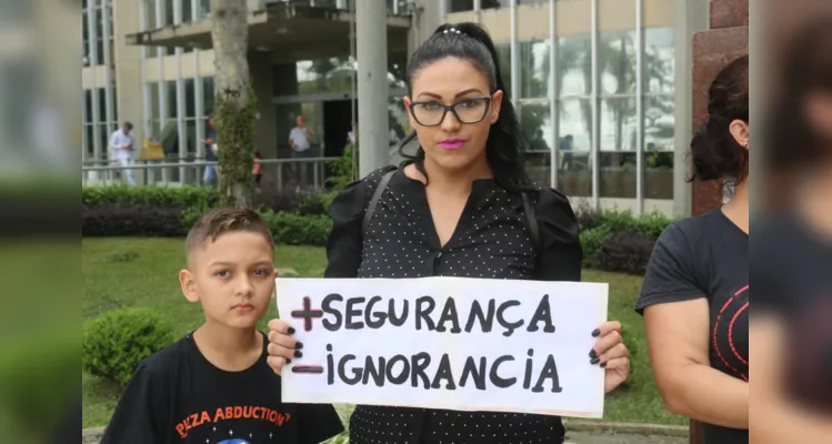 Grupo de pais se manifesta por mais segurança nas escolas