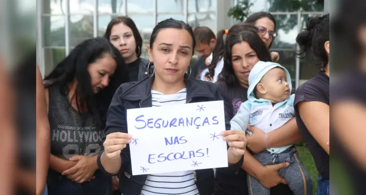 Grupo de pais se manifesta por mais segurança nas escolas