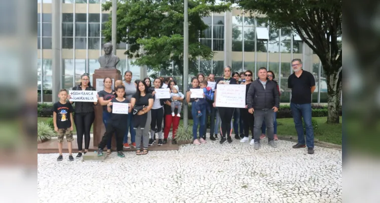 Grupo de pais se manifesta por mais segurança nas escolas