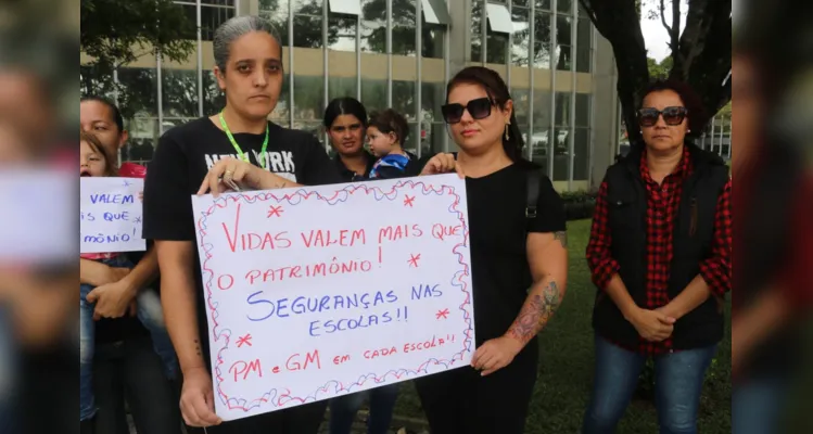 Grupo de pais se manifesta por mais segurança nas escolas