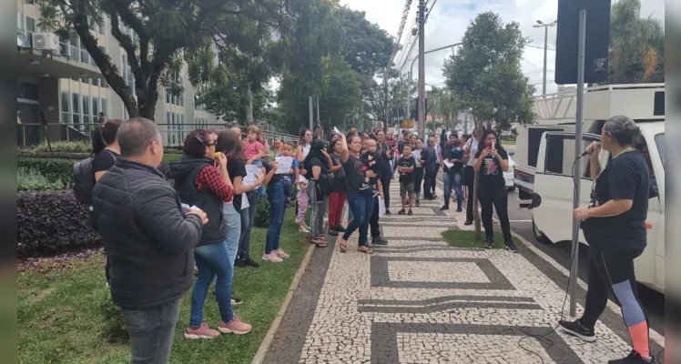 Grupo de pais se manifesta por mais segurança nas escolas