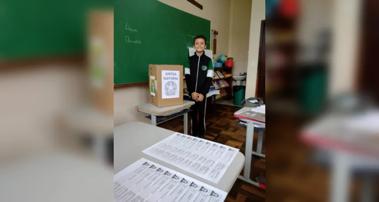 Os alunos realizaram  todos os elementos de eleições reais, como cabine de votação, mesários e candidatos e eleitores