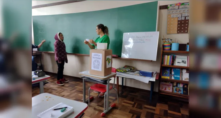 Os alunos realizaram  todos os elementos de eleições reais, como cabine de votação, mesários e candidatos e eleitores