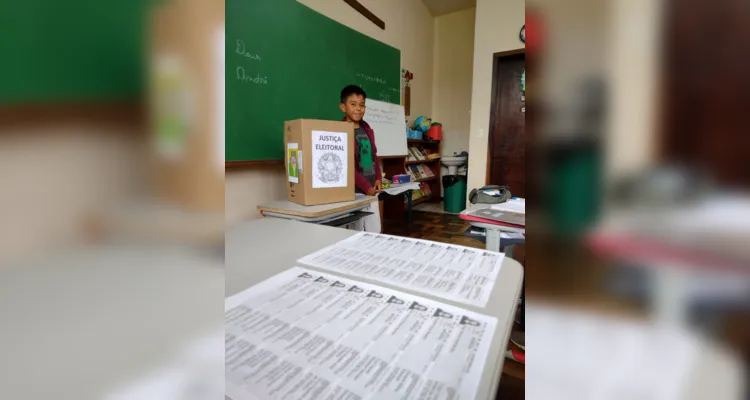 Os alunos realizaram  todos os elementos de eleições reais, como cabine de votação, mesários e candidatos e eleitores