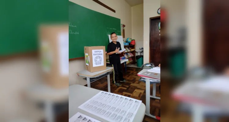 Os alunos realizaram  todos os elementos de eleições reais, como cabine de votação, mesários e candidatos e eleitores