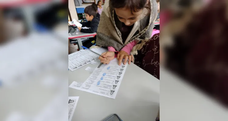 Os alunos realizaram  todos os elementos de eleições reais, como cabine de votação, mesários e candidatos e eleitores