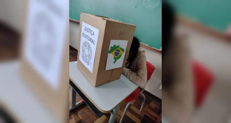 Os alunos realizaram  todos os elementos de eleições reais, como cabine de votação, mesários e candidatos e eleitores