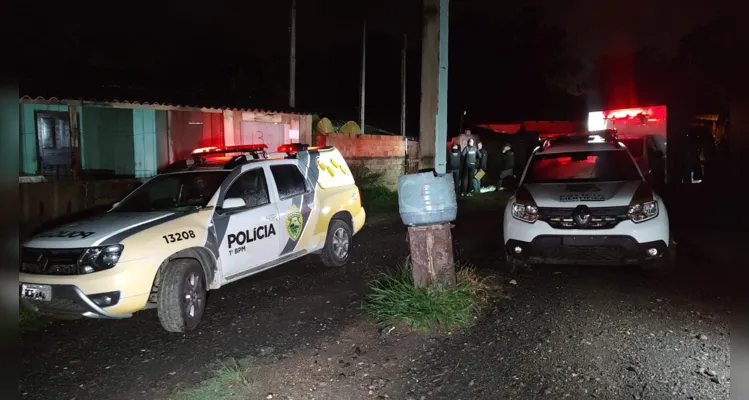 Equipes da Polícia Militar foram acionadas até o local do crime e isolaram a área