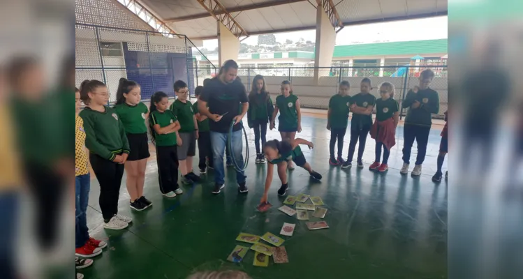 Turma pôde trabalhar temática com palestrante de diversos maneiras na quadra da escola