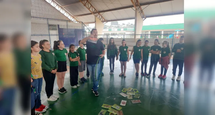 Turma pôde trabalhar temática com palestrante de diversos maneiras na quadra da escola