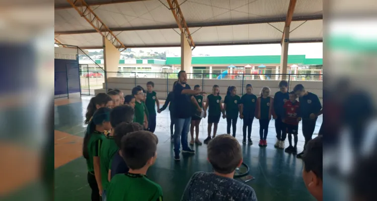 Turma pôde trabalhar temática com palestrante de diversos maneiras na quadra da escola