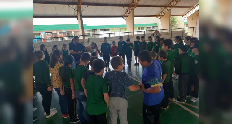 Turma pôde trabalhar temática com palestrante de diversos maneiras na quadra da escola