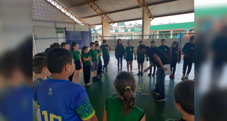 Turma pôde trabalhar temática com palestrante de diversos maneiras na quadra da escola