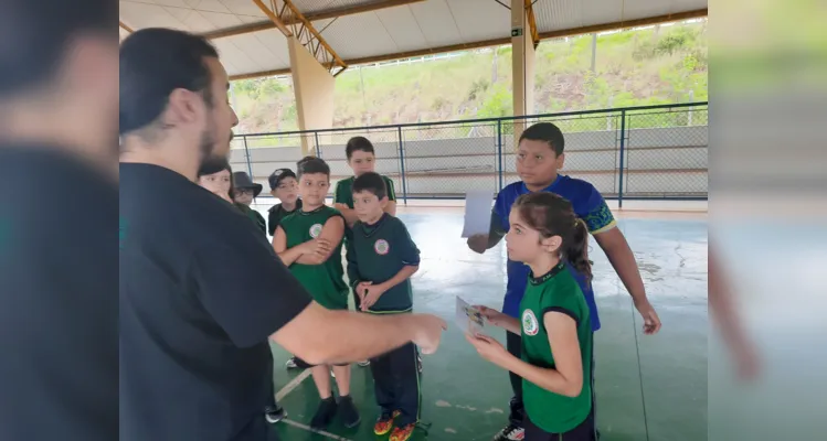 Turma pôde trabalhar temática com palestrante de diversos maneiras na quadra da escola