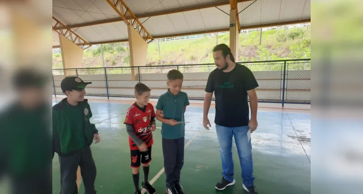 Turma pôde trabalhar temática com palestrante de diversos maneiras na quadra da escola