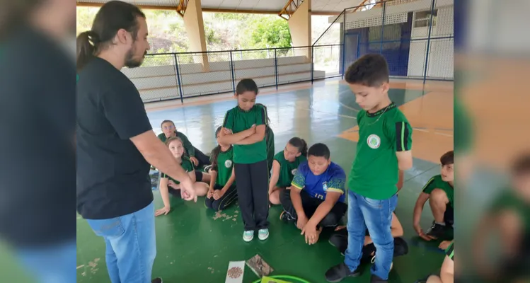 Turma pôde trabalhar temática com palestrante de diversos maneiras na quadra da escola