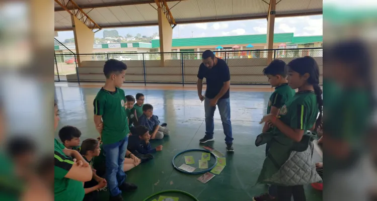 Turma pôde trabalhar temática com palestrante de diversos maneiras na quadra da escola