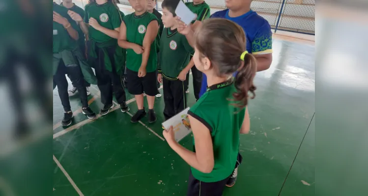 Turma pôde trabalhar temática com palestrante de diversos maneiras na quadra da escola