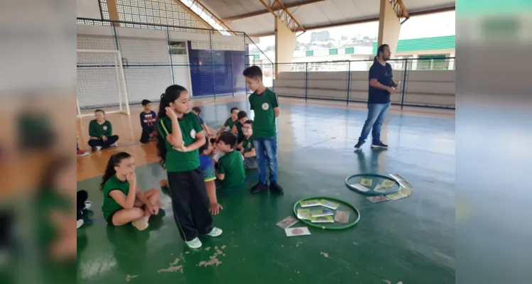 Turma pôde trabalhar temática com palestrante de diversos maneiras na quadra da escola