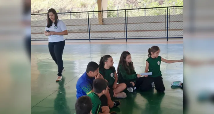 Turma pôde trabalhar temática com palestrante de diversos maneiras na quadra da escola