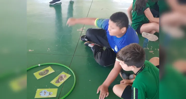 Turma pôde trabalhar temática com palestrante de diversos maneiras na quadra da escola