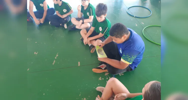 Turma pôde trabalhar temática com palestrante de diversos maneiras na quadra da escola