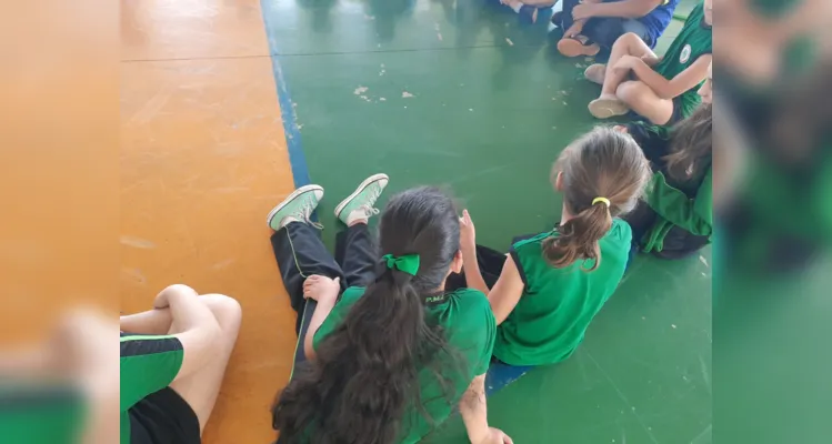 Turma pôde trabalhar temática com palestrante de diversos maneiras na quadra da escola