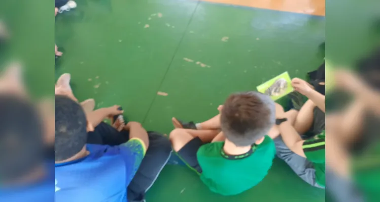 Turma pôde trabalhar temática com palestrante de diversos maneiras na quadra da escola