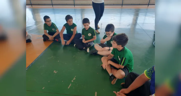 Turma pôde trabalhar temática com palestrante de diversos maneiras na quadra da escola