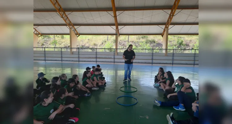 Turma pôde trabalhar temática com palestrante de diversos maneiras na quadra da escola