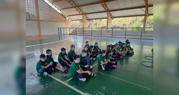 Turma pôde trabalhar temática com palestrante de diversos maneiras na quadra da escola