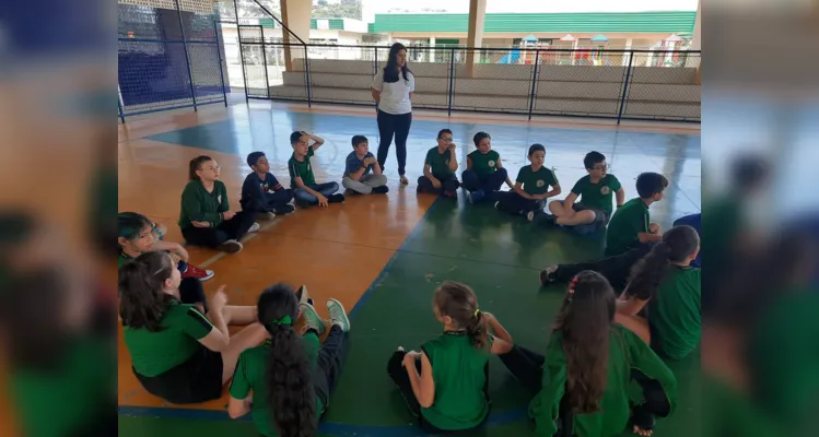 Turma pôde trabalhar temática com palestrante de diversos maneiras na quadra da escola