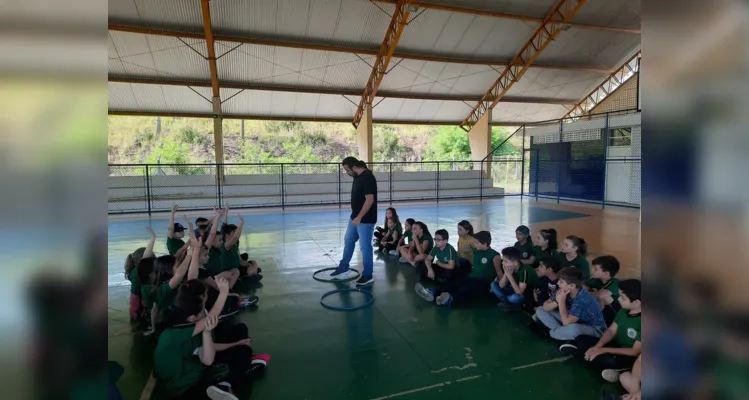 Turma pôde trabalhar temática com palestrante de diversos maneiras na quadra da escola