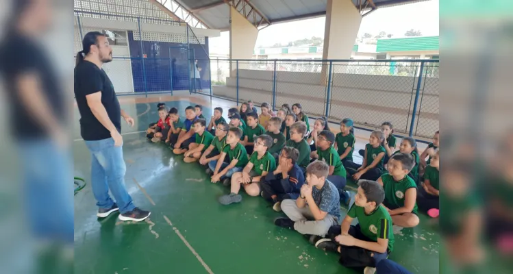 Turma pôde trabalhar temática com palestrante de diversos maneiras na quadra da escola