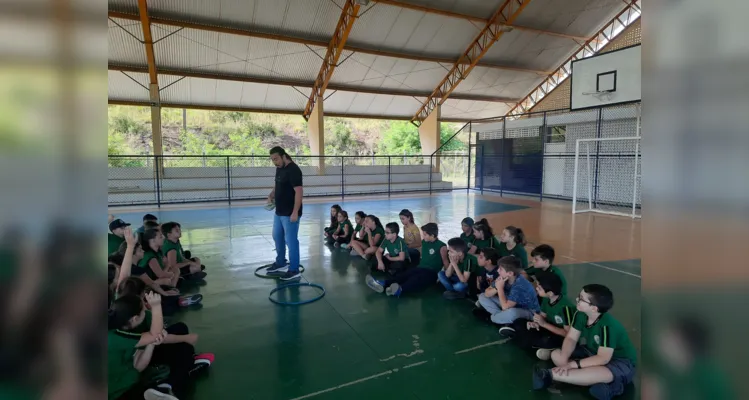 Turma pôde trabalhar temática com palestrante de diversos maneiras na quadra da escola