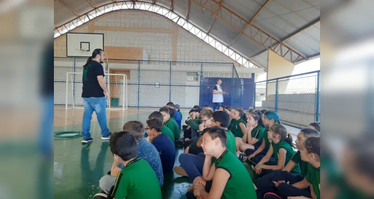 Turma pôde trabalhar temática com palestrante de diversos maneiras na quadra da escola